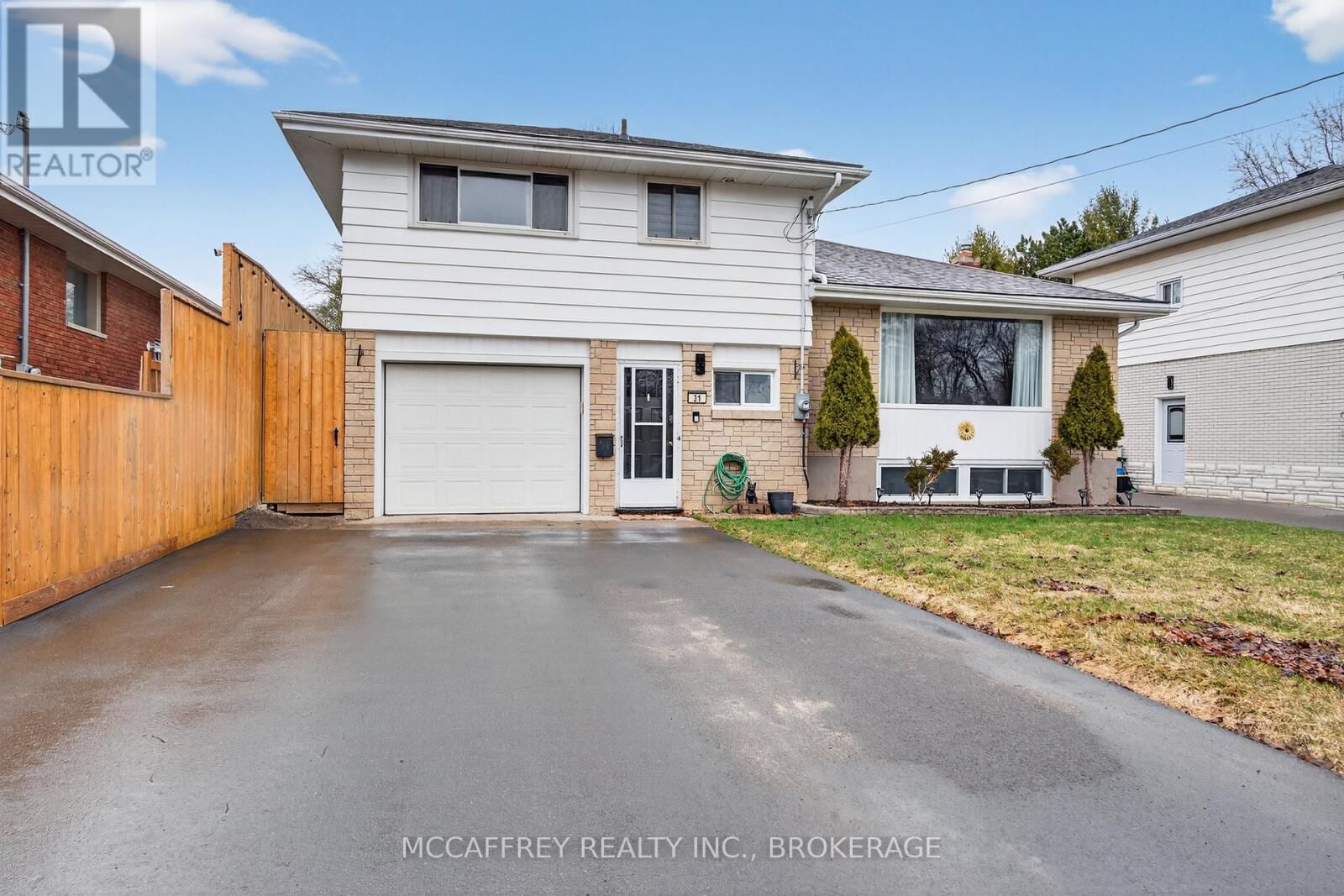 Property Photo:  31 Meadowvale Avenue  ON K8N 4N7 