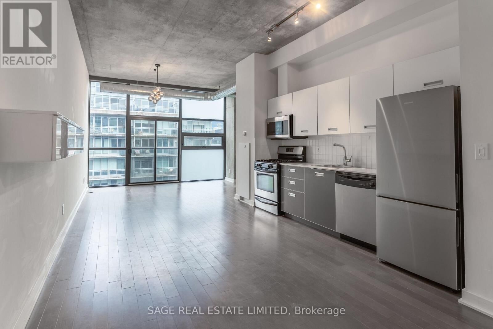 Property Photo:  60 Bathurst Street 811  ON M5V 2P4 