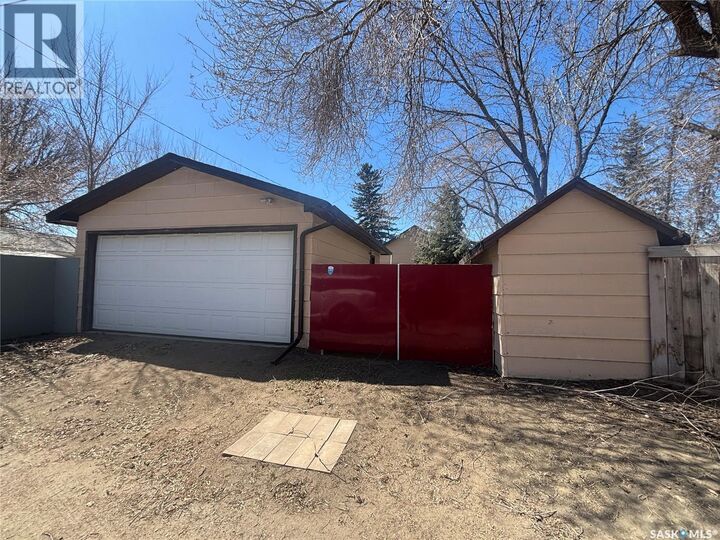 Property Photo:  906 Weldon Avenue  SK S7M 2V6 