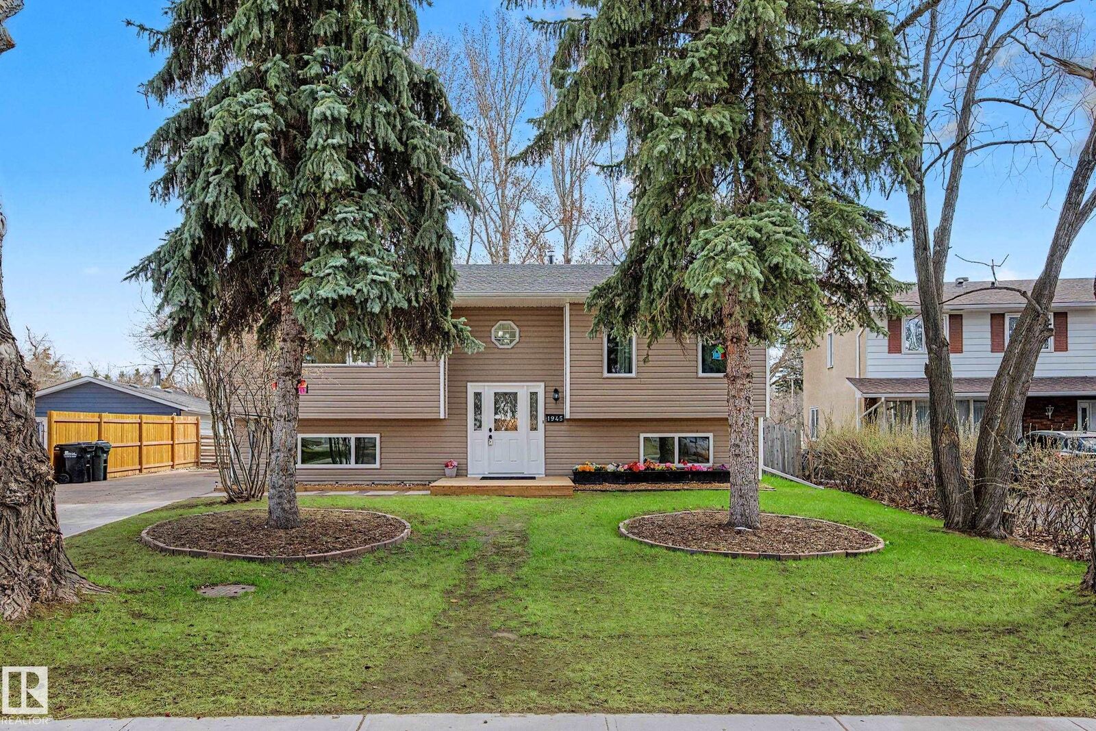 Property Photo:  1945 Glenmore Avenue  AB T8A 0X6 
