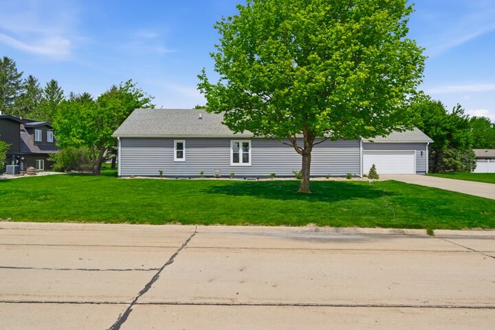 Property Photo:  1611 Grand St  IA 50595 