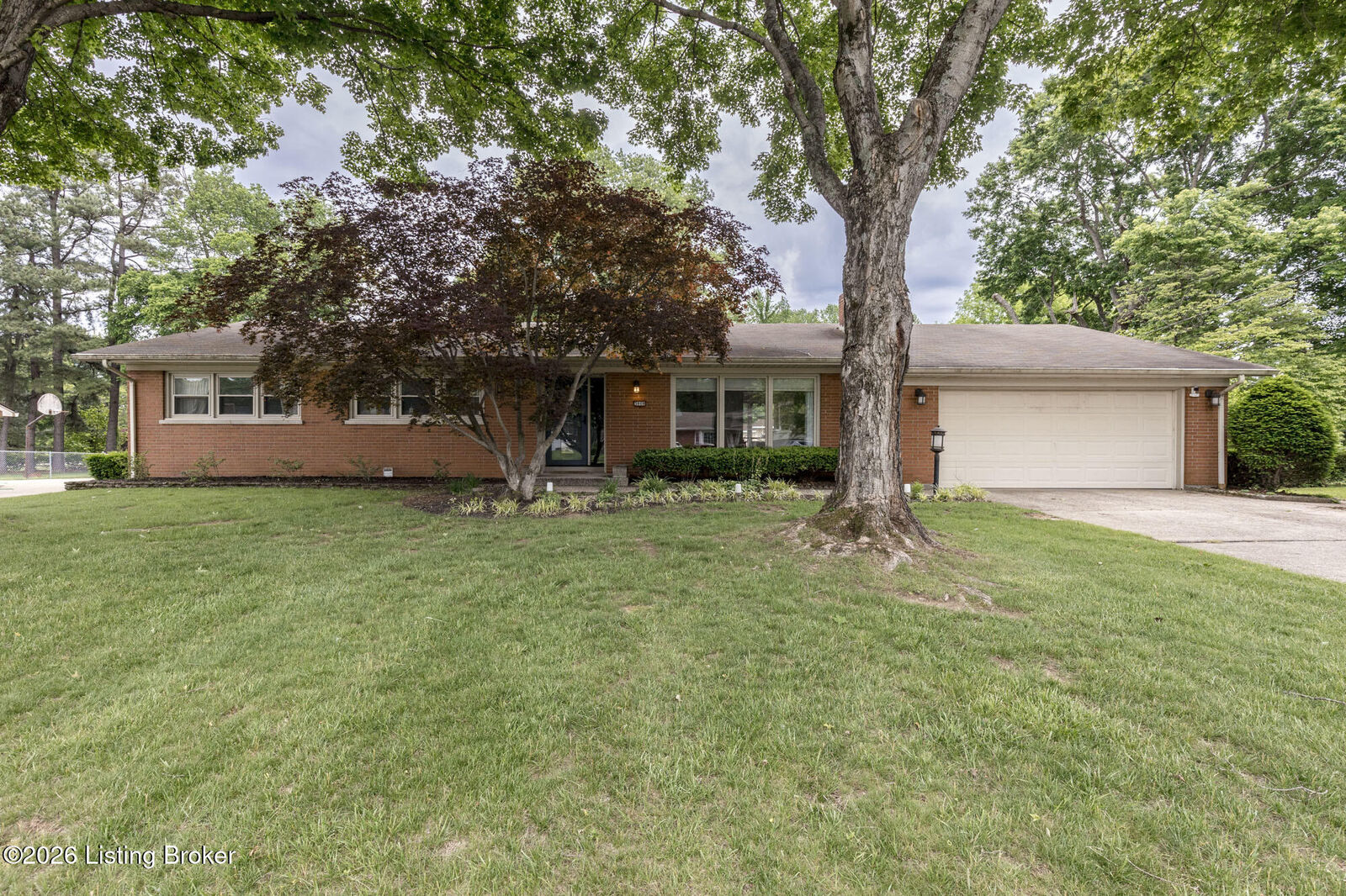 Property Photo: 3808 Gaywood Dr KY 40272
