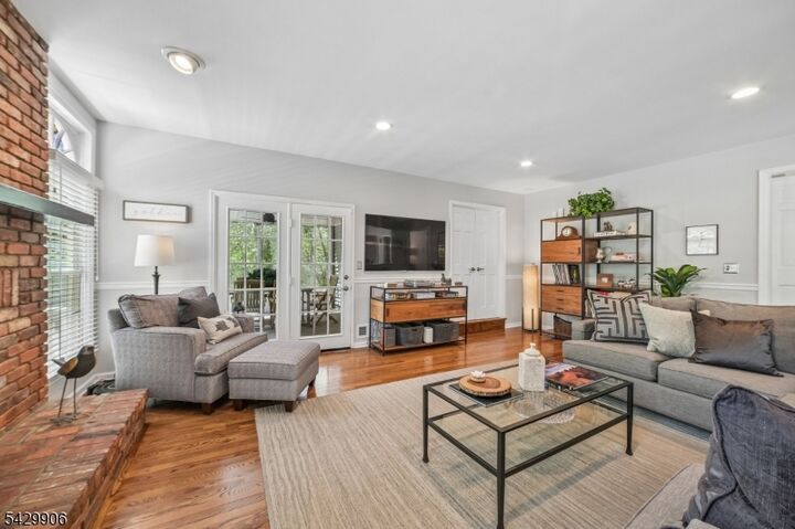 Property Photo:  6 Windsor Ct  NJ 08801 