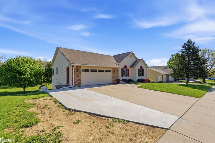 Property Photo:  2805 Arnold Drive  IA 50158 