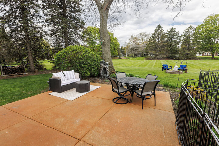 Property Photo:  4 Cherrywood Ct  WI 53402 