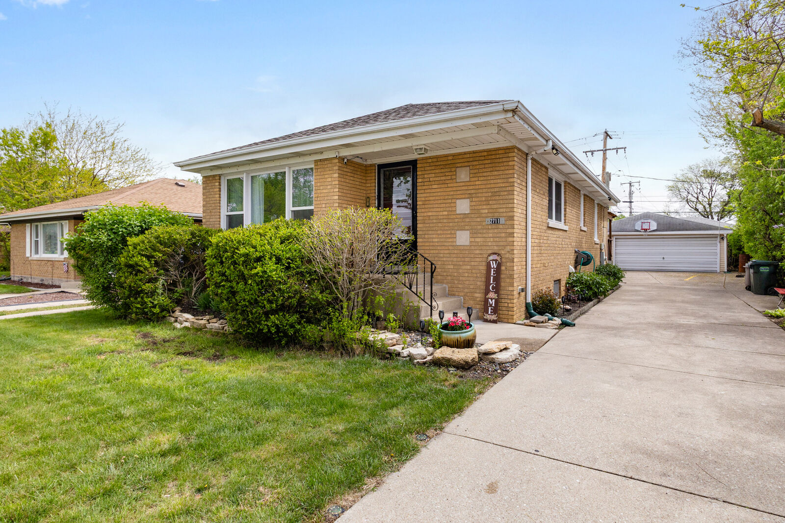 Property Photo:  2711 Maple Avenue  IL 60513 