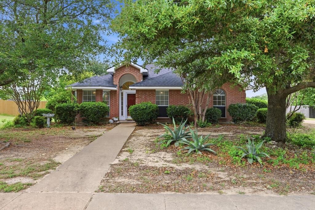 Photo de la propriété:  921 High Point Drive  TX 76065 