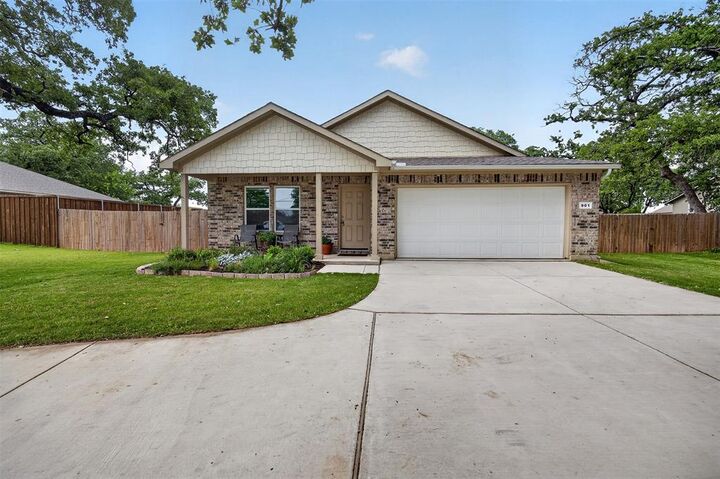 Property Photo: 901 E 3rd Street TX 76082