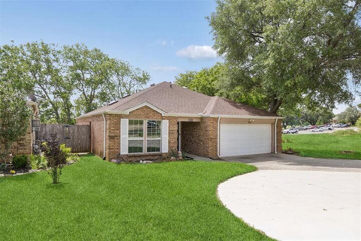Property Photo: 801 Country Club Place TX 75052