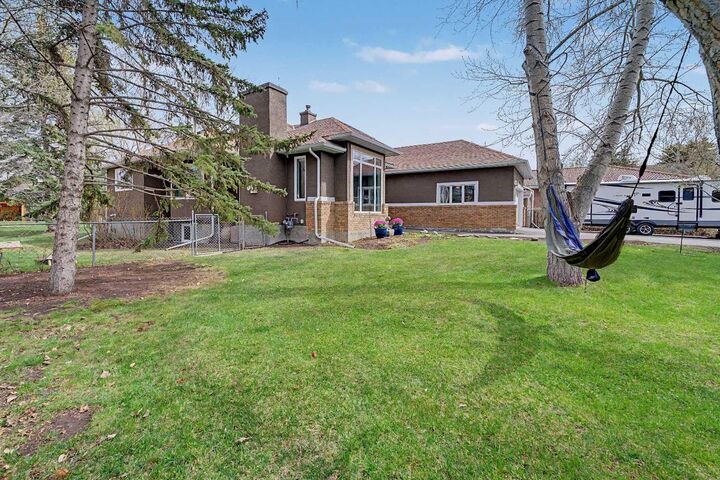 Property Photo:  756 East Chestermere Drive  AB T1X 1A6 