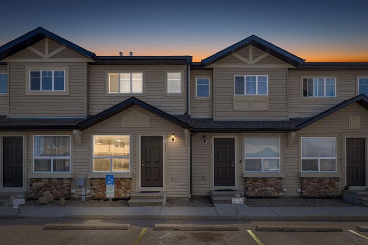 Property Photo:  257 Saddlebrook Point NE  AB T3J 0G4 
