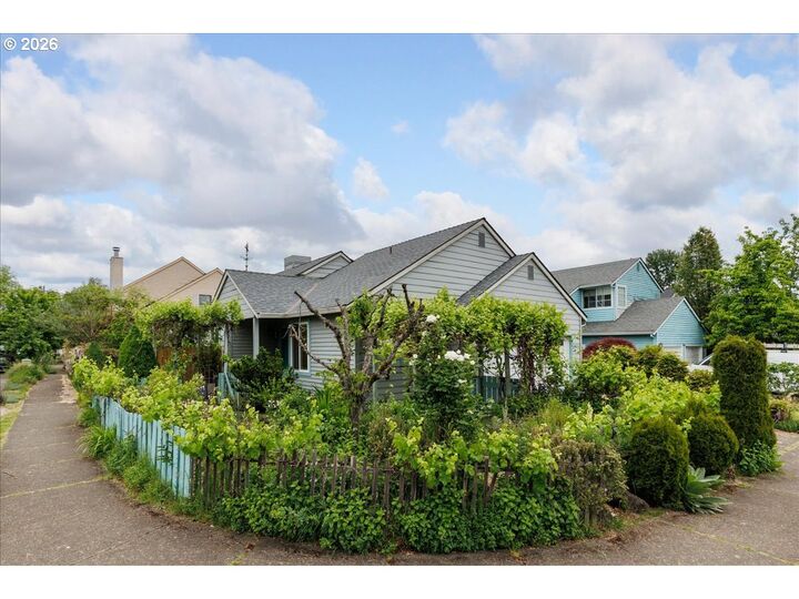 Property Photo:  10619 SW Windsor Pl  OR 97223 
