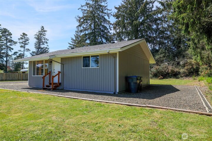 Property Photo: 621 N Broadway WA 98595