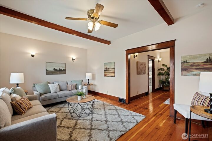 Property Photo:  2209  Wetmore Ave  WA 98201 