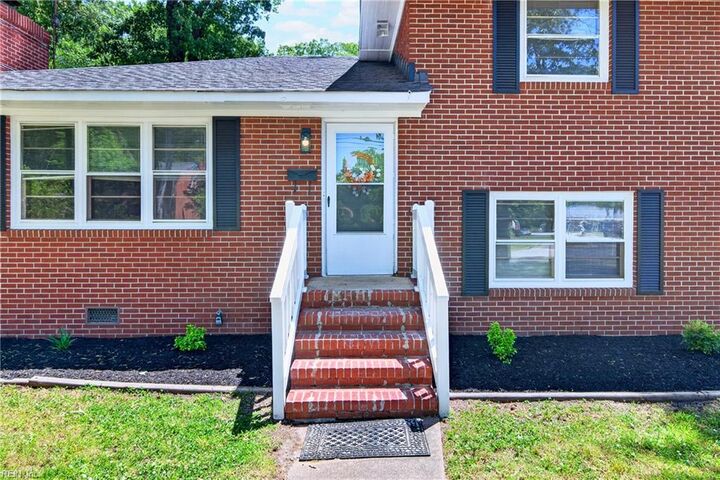 Property Photo: 2 Larchmont Cres VA 23606