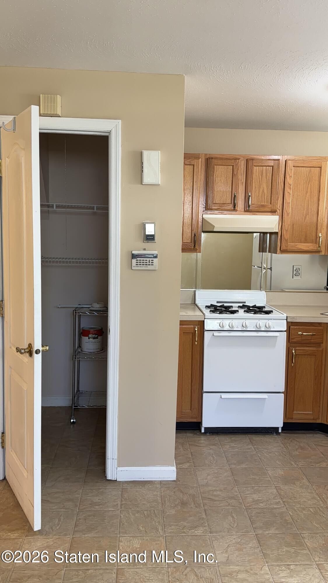 Property Photo:  586 Rockaway Street 2  NY 10307 