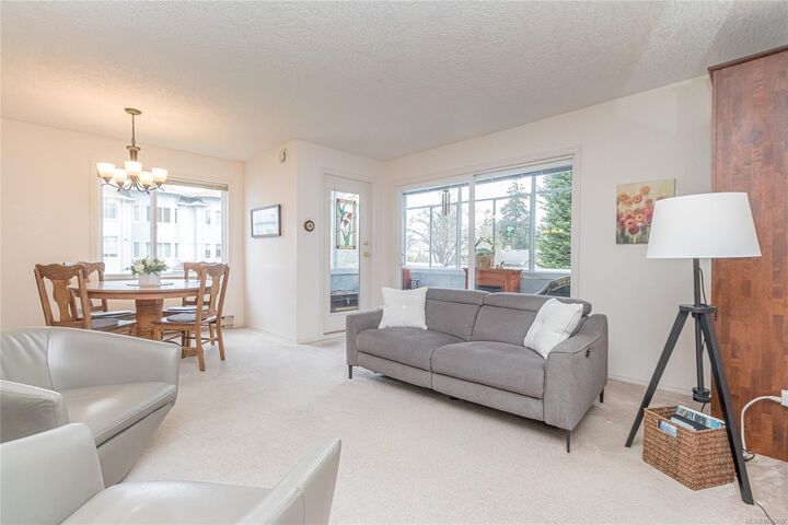 Property Photo:  3931 Shelbourne St 208  BC V8P 4H9 