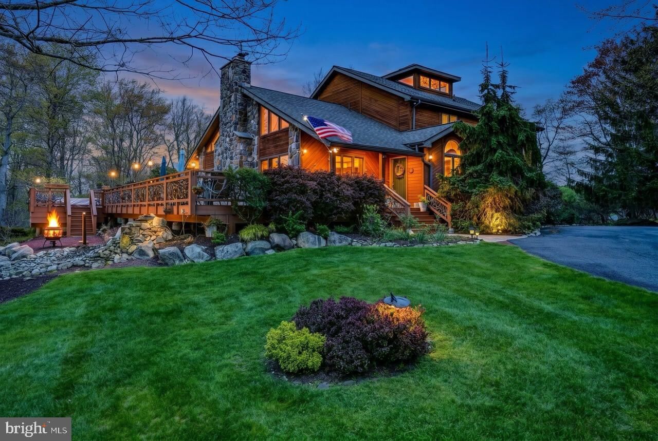 Property Photo:  18 Hazlewood  PA 18624 