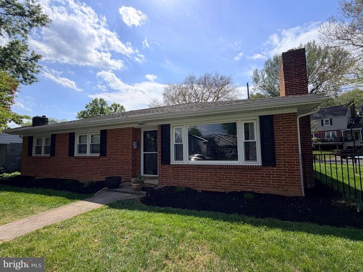 Property Photo:  43 Oak Lane  PA 17033 
