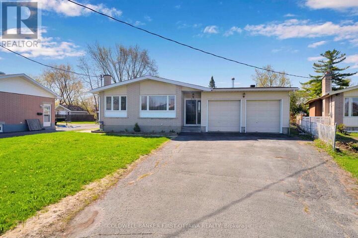 Property Photo: 876 Balsam Drive ON K1E 1B5