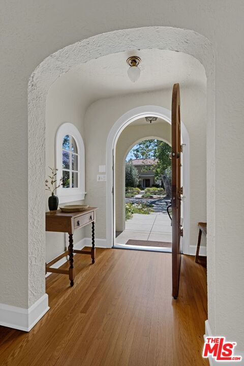 Property Photo:  901 S Hudson Ave  CA 90019 