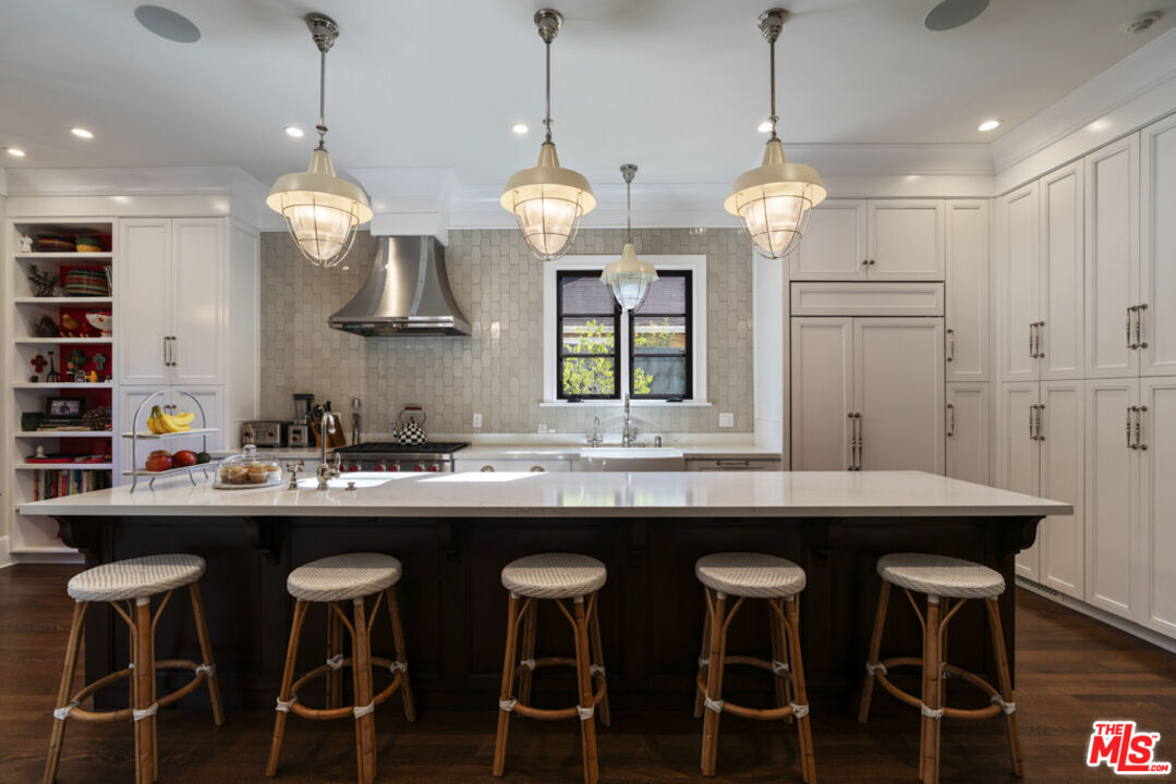 Property Photo:  934 S Mullen Ave  CA 90019 