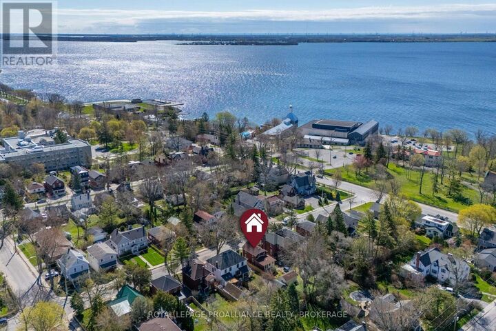 Property Photo:  32 Livingston Avenue  ON K7L 4L2 