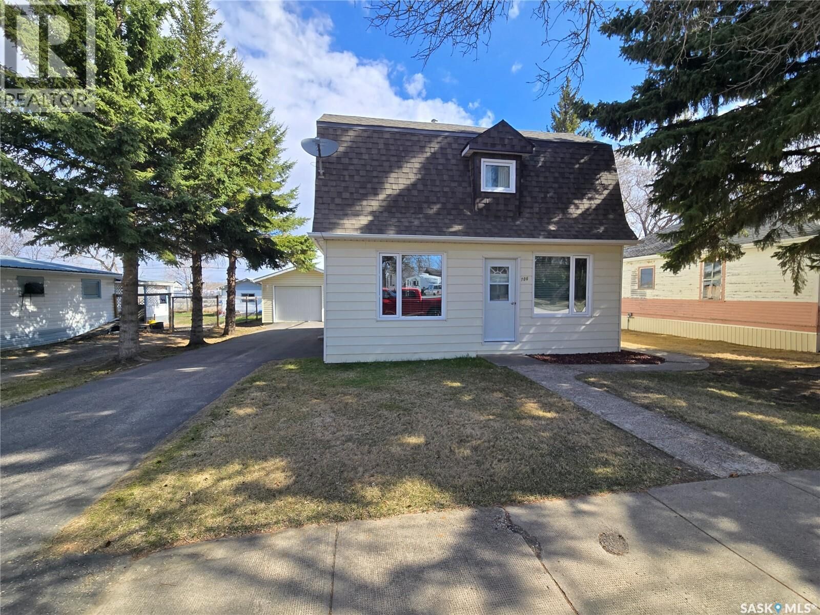 Property Photo:  706 Main Street  SK S0G 2S0 