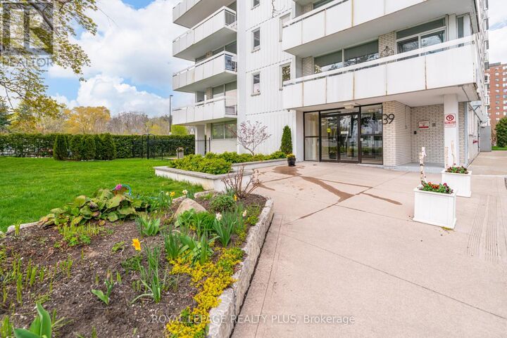 Property Photo:  39 Stavebank Road 1204  ON L5G 4N7 