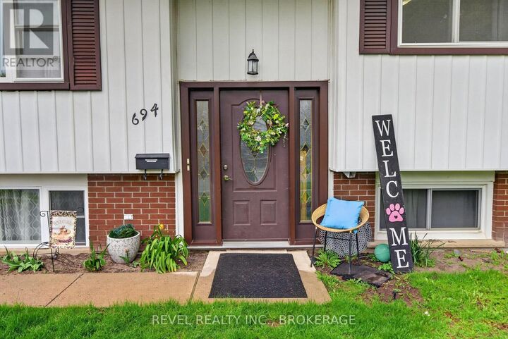 Property Photo:  694 High Gate Park Drive  ON K7M 5Z9 