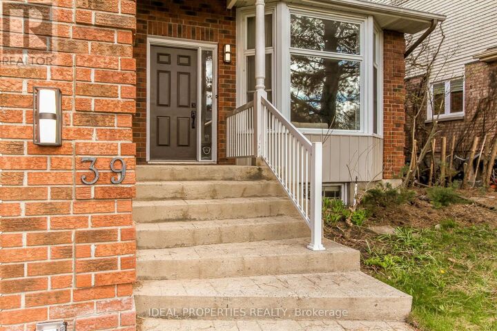 Property Photo:  39 Huntings End Avenue  ON K2M 1R2 