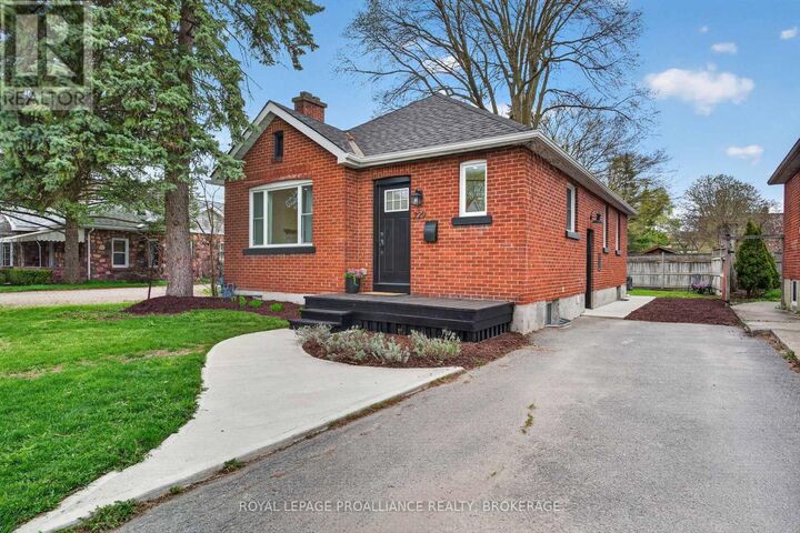 Property Photo:  229 Park Street  ON K7L 1K4 