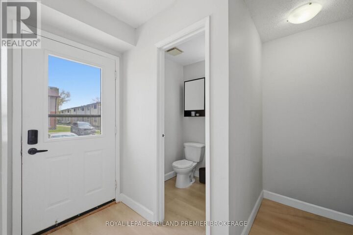 Property Photo:  135 Belmont Drive 4  ON N6J 4J3 