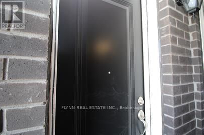 Property Photo:  33 Creekbank Road 1  ON M6L 1C7 
