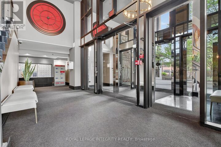 Property Photo:  235 Kent Street 1612  ON K2P 1Z9 