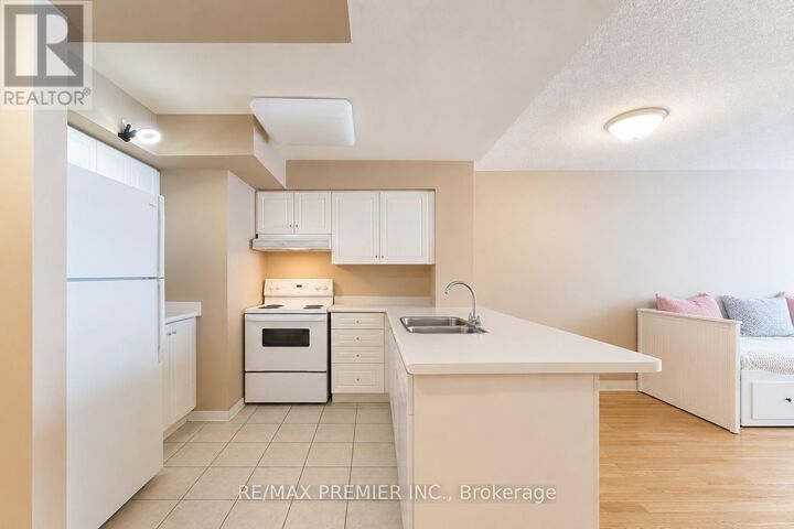 Property Photo:  19 Northern Heights Drive 504  ON L4B 4M4 