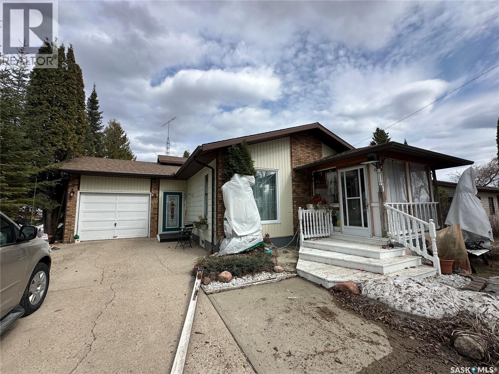 Property Photo:  32 4th Street SE  SK S0A 3B0 