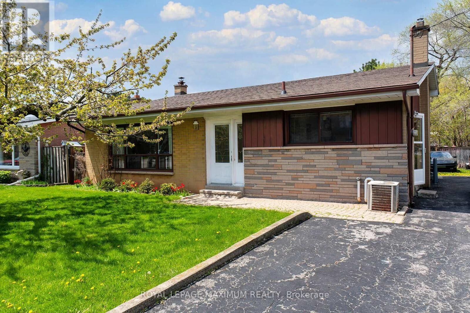Property Photo:  565 Pinegrove Road  ON L6K 2C5 