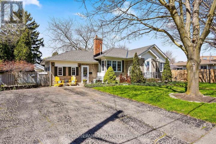 Property Photo: 39 Maplewood Drive Main ON L2M 3P1