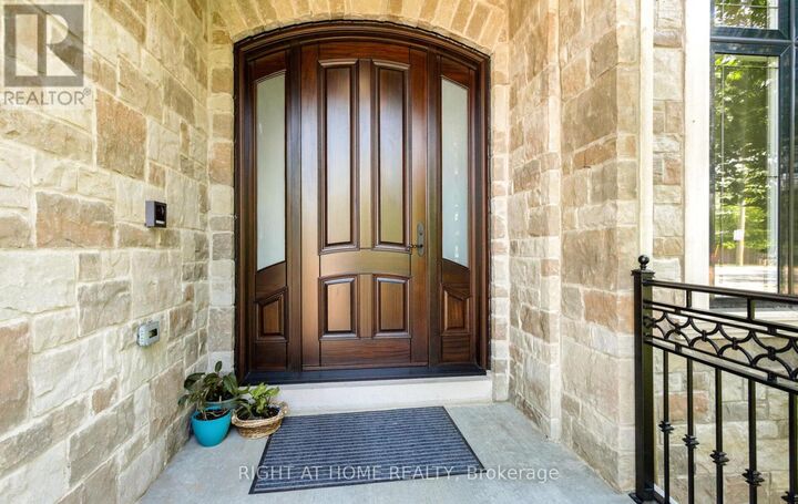 Property Photo:  1220 Meredith Avenue  ON L5E 2E3 