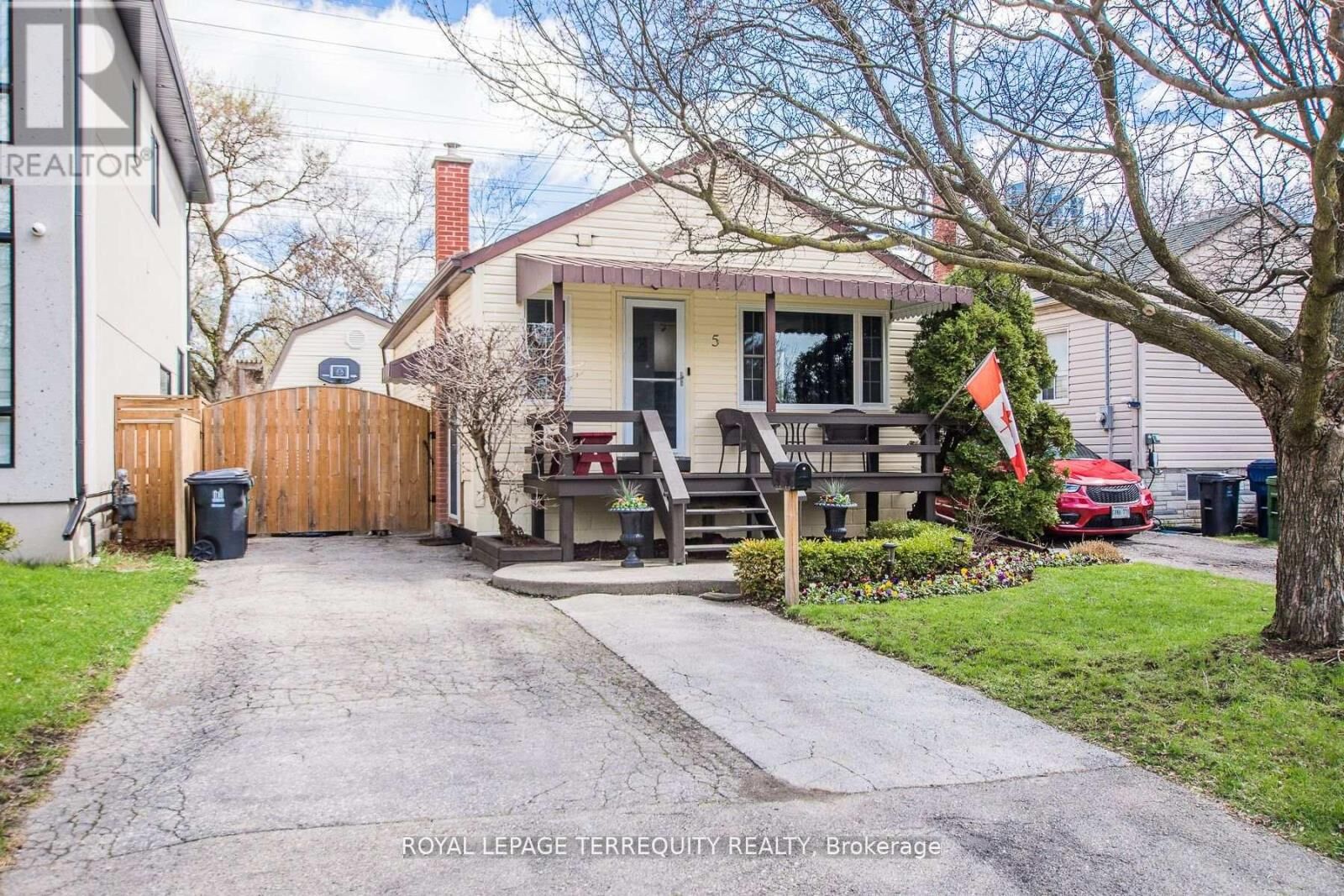Property Photo:  5 Acorn Avenue  ON M9B 3P7 
