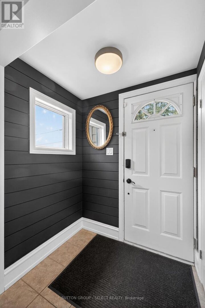 Property Photo:  48 Barker Street  ON N5Y 1X6 