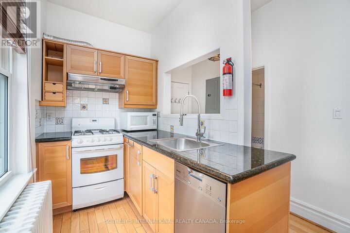 Property Photo:  225 Major Street #2  ON M5S 2L4 