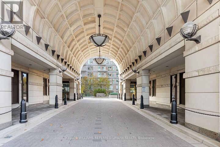 Property Photo:  38 Avenue Road 1802  ON M5R 2G2 