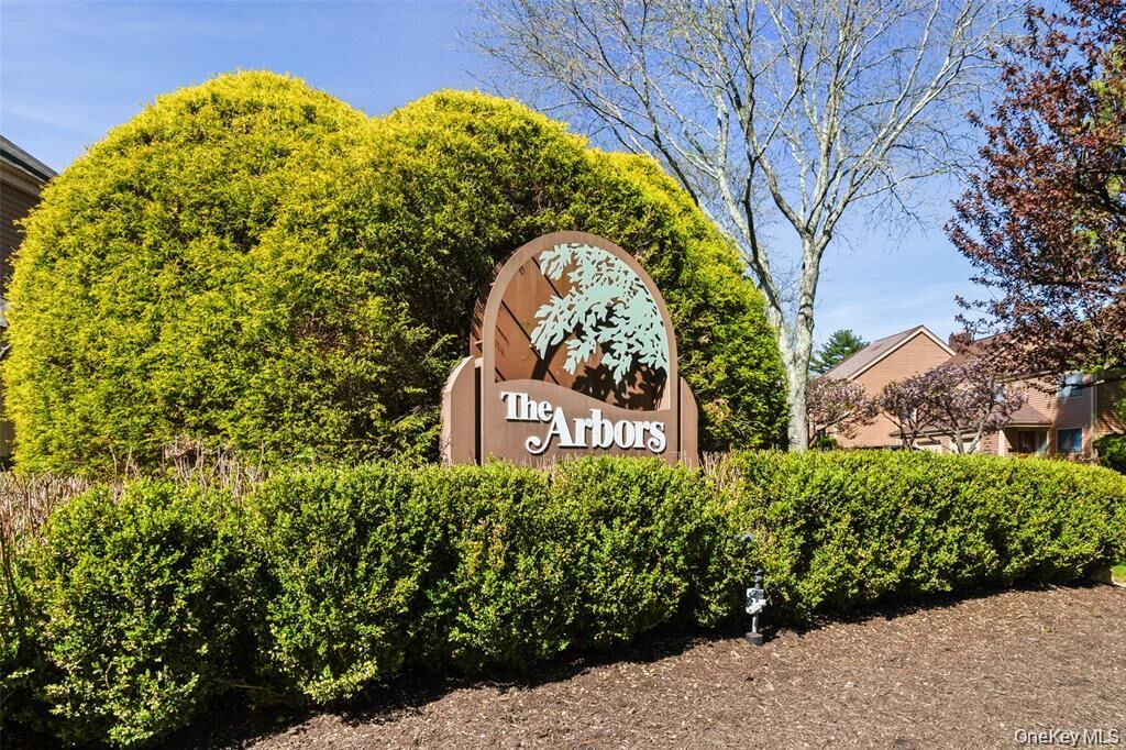 Property Photo:  245 Treetop Crescent  NY 10573 