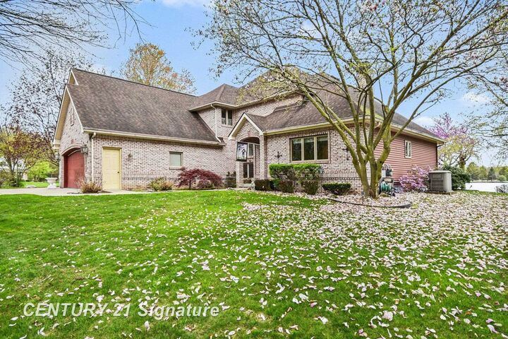 Property Photo:  1944 E Lake Circle Drive  MI 48609 