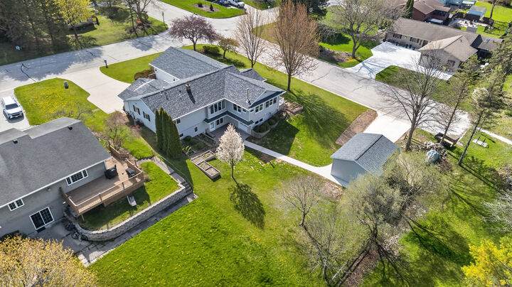 Property Photo:  914 Hawthorne Dr  WI 53083 