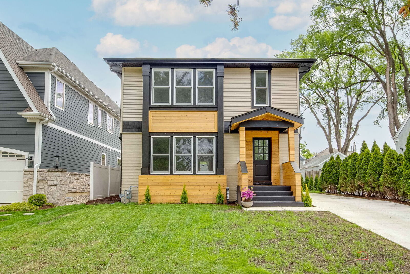 Property Photo: 607 S Cedar Avenue IL 60126