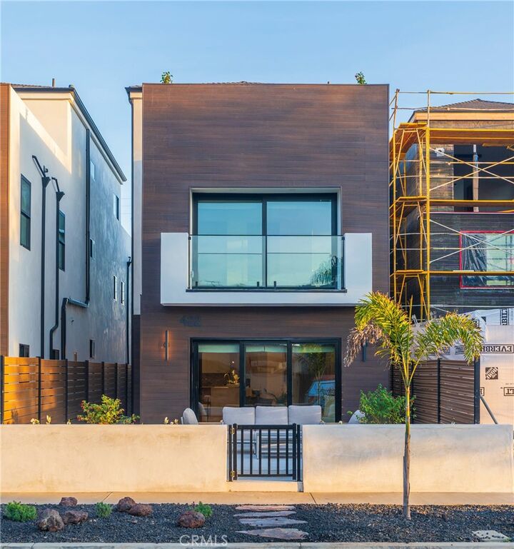 Property Photo:  422 20th Street  CA 92648 