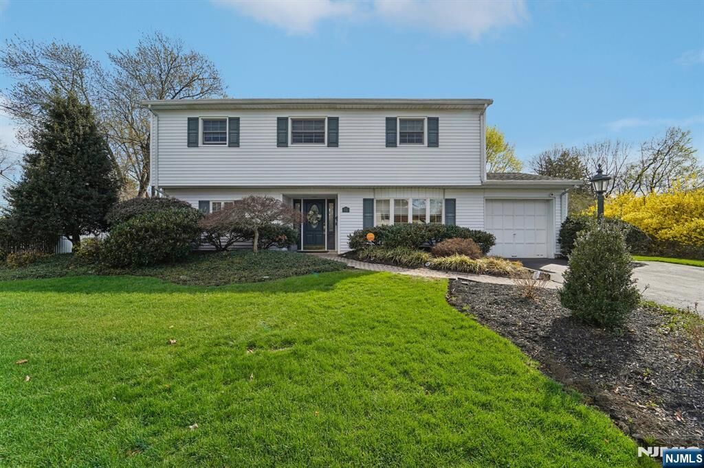 Property Photo:  15 Ella Lane  NJ 07470 